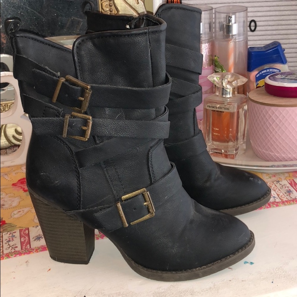 women’s size 6 black zip-up high heeled boots